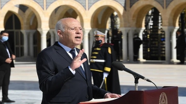رئيس تونس يجمد مجلس النواب ويقيل الحكومة