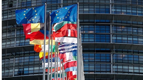 أربع دول تحث الاتحاد الأوروبي على تحديد موعد للالتزام بشاحنات صديقة للبيئة