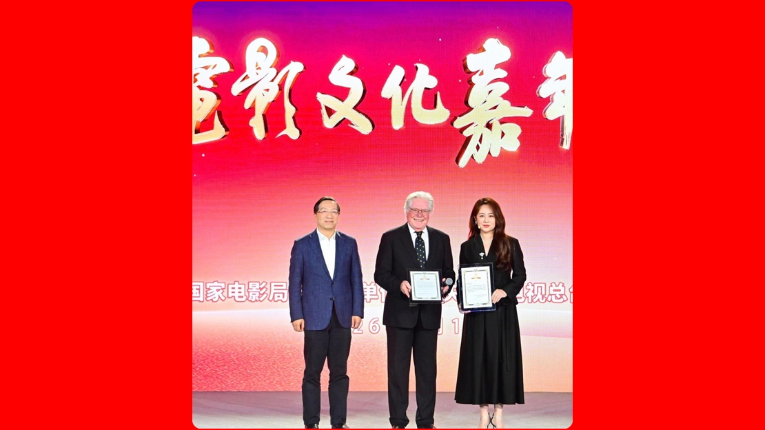 Honoring President of Cairo International Film Festival at Film Culture Carnival in China