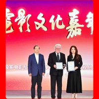 Honoring President of Cairo International Film Festival at Film Culture Carnival in China