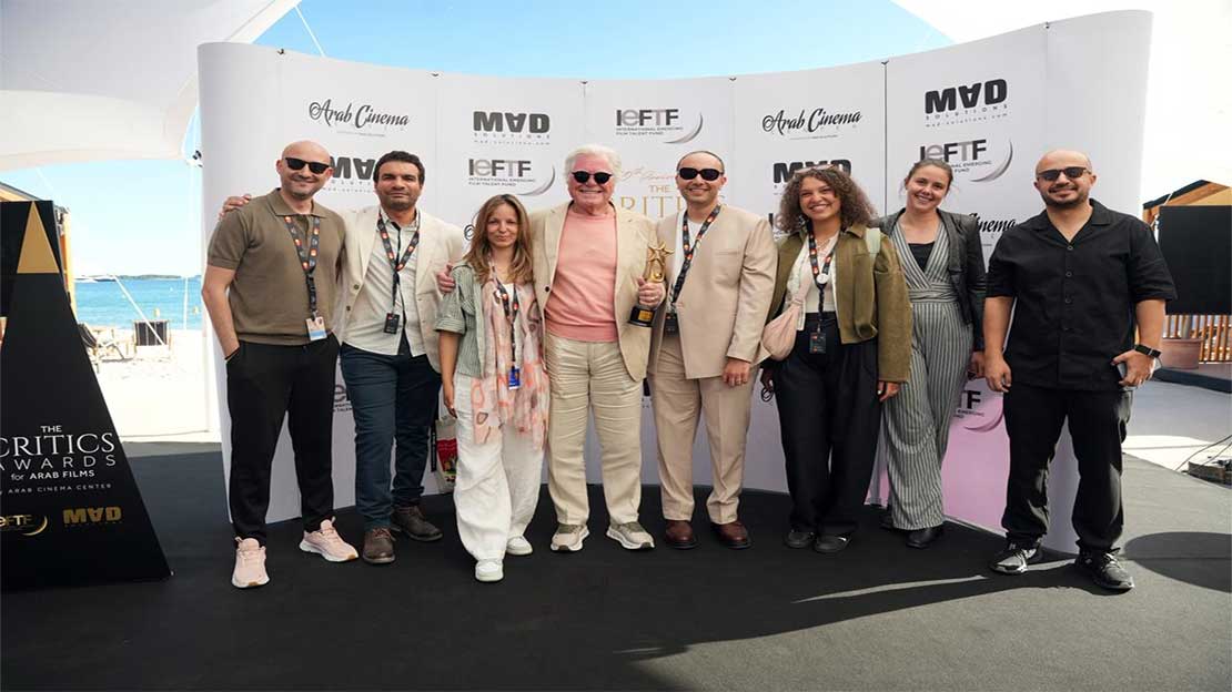 حسين فهمي يتسلم جائزة شخصية العام السينمائية العربية في مهرجان "كان"