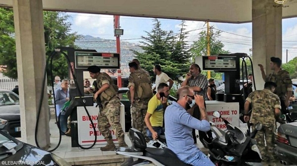 الجيش اللبناني يداهم محطات الوقود المقفلة.. ويتحرك للتوزيع