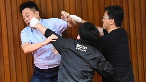 معركة داخل برلمان تايوان.. فيديو