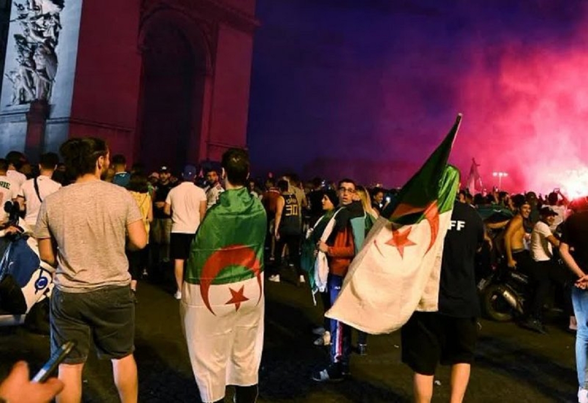 احتفالات الجزائريين في باريس.. اعتقال وشغب وغاز مسيل للدموع