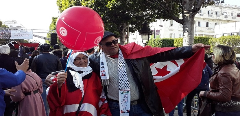 التونسيون يحيون ذكرى الثورة وسط آمال بالتغيير