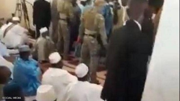 مهاجمة رئيس مالي المؤقت أثناء صلاة العيد