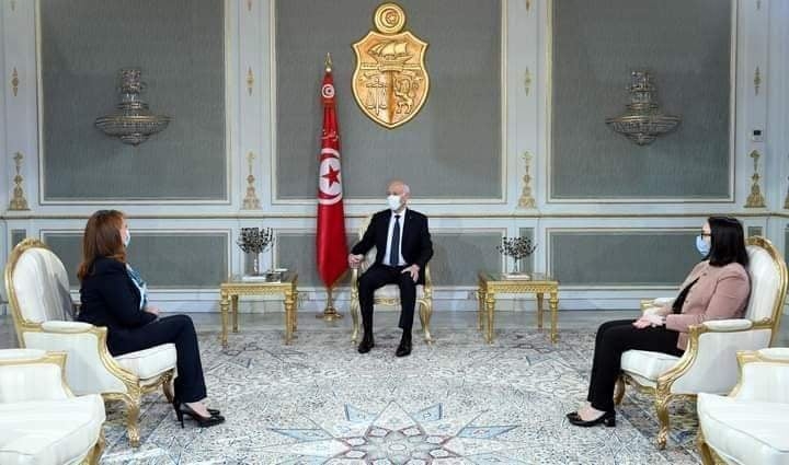 رئيسة بلدية تونس سعاد عبد الرحيم، تقدم لرئيس الجمهورية عددا من المشاريع