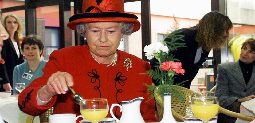 رسائل حقيبة ملكة بريطانيا، وحماية نفسها من السموم، حيلة خاصة بها