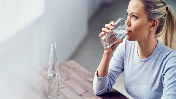 5 أخطاء شائعة أثناء تناول الماء