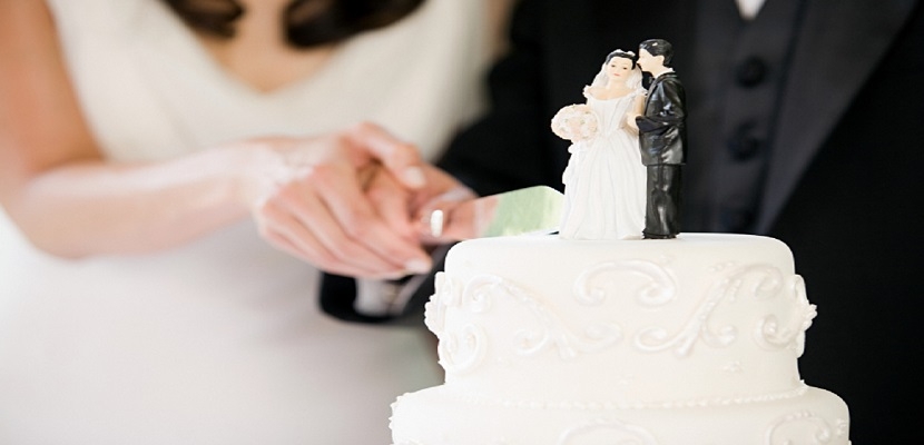 كيف عرف العالم كعكة العروسين والفستان الأبيض؟ تعرَّف على تاريخ أبرز مراسم الزفاف