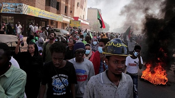 قوات الأمن السودانية تطلق قنابل الغاز المسيل للدموع لتفريق متظاهرين في الخرطوم
