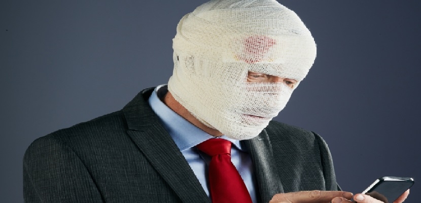 أكثر من 70 ألف إصابة في الوجه بسبب الهاتف.. من الكدمات وحتى كسور الأنف